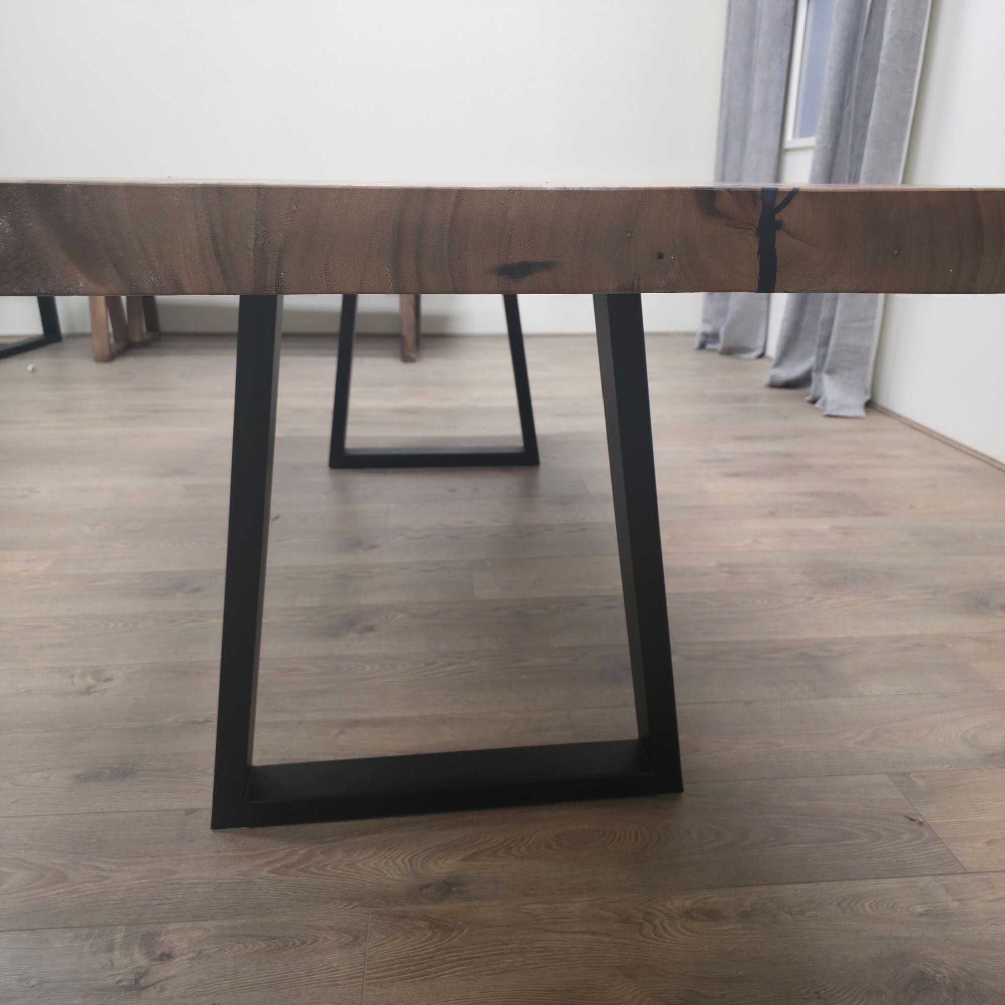 Tavolo da pranzo in noce indiano "Live Edge" 239cm x 91cm